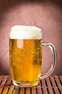 杯中金色轻啤酒图片