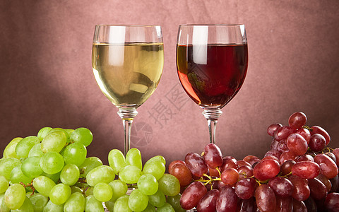 红酒和白酒酒杯水果饮料红色绿色玻璃图片