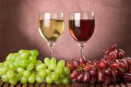 红酒和白酒水果绿色玻璃酒杯红色饮料图片