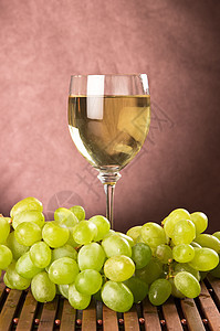 玻璃中的白葡萄酒酒杯绿色饮料白色水果图片
