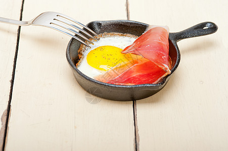 阳光明媚的鸡蛋旁边还有意大利斑点火腿蛋黄晴天治愈营养熏肉铸铁乡村早餐猪肉美食图片