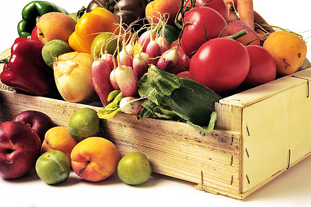 在演播室里 白背景的一箱水果和蔬菜农场食物洋葱胡椒西瓜园艺萝卜盒子农业木头图片