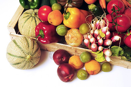 在演播室里 白背景的一箱水果和蔬菜生物洋葱盒子食物茄子收成农业西瓜园艺李子图片