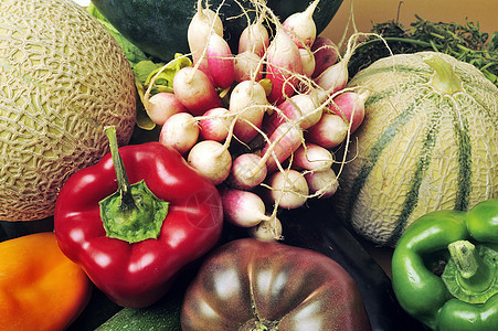 在演播室里 白背景的一箱水果和蔬菜盒子茄子洋葱生物李子木头胡椒农业农场食物图片