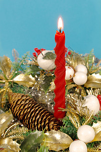 圣诞节装饰绿色蜡烛金子红色玩具浆果装饰品松树火焰盒子图片