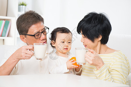 亚洲家庭饮奶牛奶图片