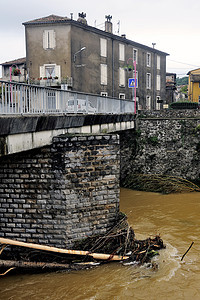 暴雨过后 维多尔河被洪水淹没天气灾难石头中心村庄树干图片