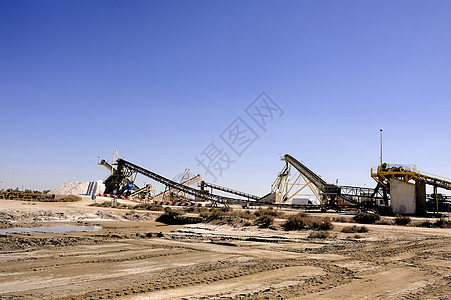 盐水作业公司工业炼油厂材料工厂环境爬坡输送带白色天空植物图片