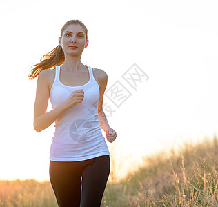 清晨在山道上奔跑的年轻美人女子慢跑跑步运动训练成人运动员农村女性耐力活动图片