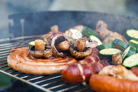 在烤架上用美味的烤肉烧烤羊肉木炭烹饪派对香肠火焰架子美食牛肉牛扒图片
