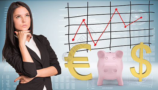 迷失在思想中的女商务人士向上看 有美元和欧元符号的猪银行图片