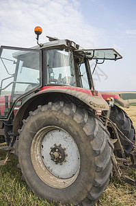实地的拖拉器作物拖拉机农场耕地收获机器引擎土壤播种农学图片