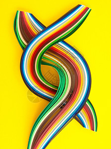 彩色纸条创造力彩虹黄色图纸材料光谱绿色蓝色多样性羽绒服背景图片