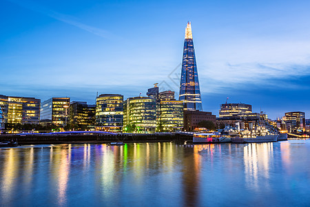 泰晤士河堤岸和伦敦日落天线蓝色旅游建筑码头城市商业天空摩天大楼景观办公室图片