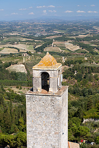 塔楼旁的Tuscan村丘陵传统庄稼种植房子农场栽培作物农业旅游图片