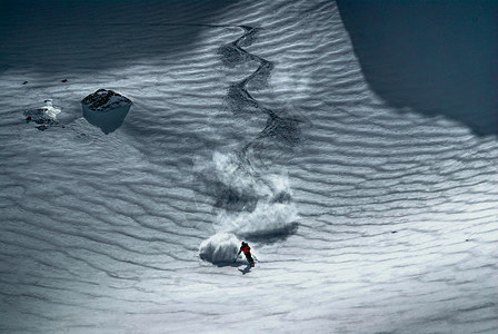 男子滑雪者骑马下山山脉阴影运动风景男性男人岩石季节性爬坡滑雪图片