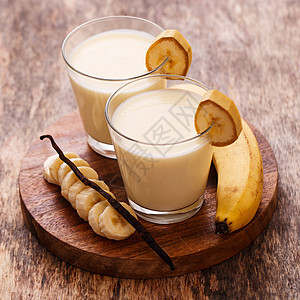 美味的香蕉奶昔甜点桌子果汁牛奶茶点奶油水果香草饮料木板图片