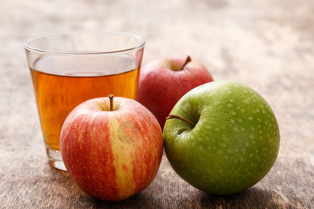 苹果汁杯金子玻璃桌子食物饮料美食液体水果厨房木头图片
