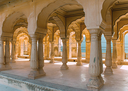 Jaipur's Amber Fo的明光阳光下圆柱子画廊图片