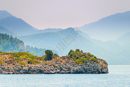 海面和雾中山岳的风景图片