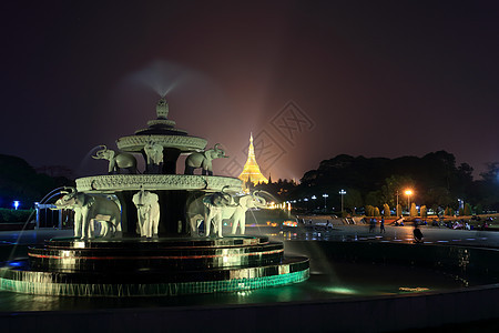 晚间在Shwedagon附近喷泉 带多彩的照明佛塔全景金子旅行建筑学反射仰光遗产圆顶异国图片