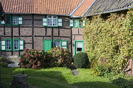 园圃和旧房子 绿色百叶窗和鲜花图片