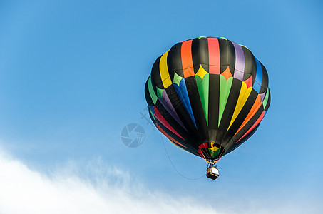 美丽的热气球 在蓝色天空中的云彩图片