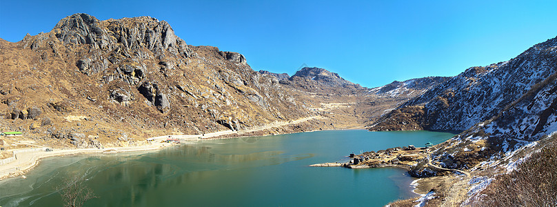 在阳光明媚的冬季日子里 山地湖全景图片