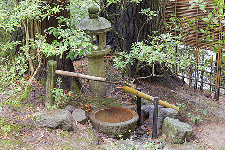 日本花园中的三井水泉和石绿灯(Tsukubai)图片