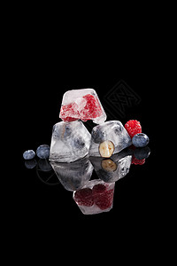 冰冻在冰块里摄影活力水果烹饪立方体食物黑色维生素背景美食图片