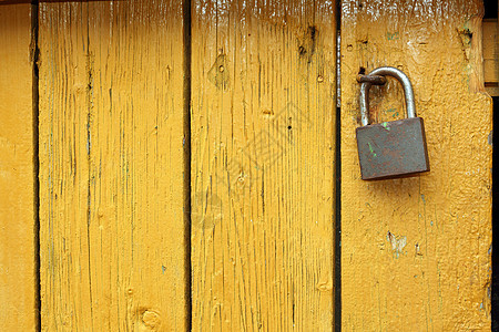 黄色木制门上的锁锁图片