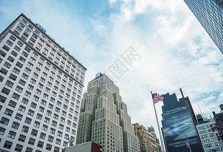 曼哈顿的摩天大厦 纽约街对街天空蓝色太阳建筑学景观建筑帝国办公室市中心反射图片