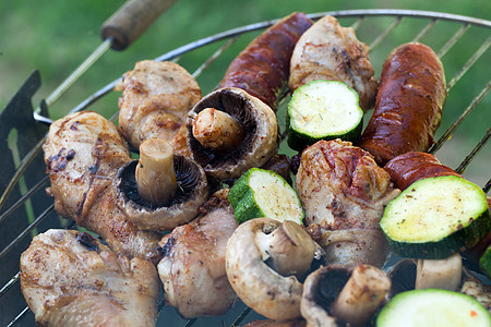 在烤架上用美味的烤肉烧烤猪肉牛肉牛扒食物架子花园野餐香肠食谱美食图片