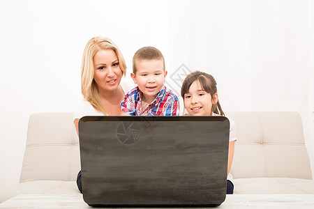 母亲和孩子的母亲使用笔记本电脑家庭儿子女孩女性男生互联网冲浪学习女士妈妈图片