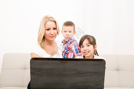 母亲和她的孩子们使用笔记本电脑图片