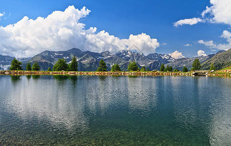 湖远足蓝色反射旅游旅行假期山脉全景岩石晴天图片