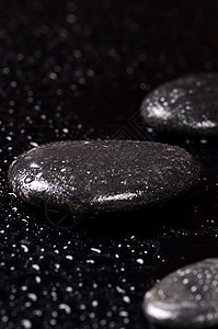 带水滴的黑色温泉石反射药品奢华石头岩石卵石平衡治疗按摩冥想图片