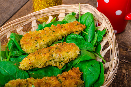 鸡豆瓜篮子沙拉草本植物胸部面包屑午餐菠菜桌子糕点饮食图片