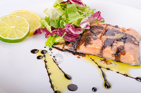 减少碱性醋酸和糖的盐类海鲜炙烤烹饪盘子草本植物美食营养食物鱼片脂肪图片