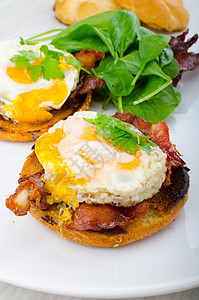 鸡蛋加培根和菠菜熏肉蛋黄火腿沙拉面包白色绿色盘子英语早餐图片