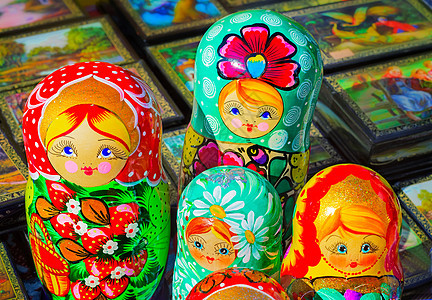 传统的俄罗斯儿童玩具     筑巢娃娃样本微笑套娃市场家庭白色礼物女孩装饰品红色图片