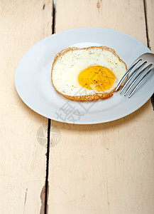 鸡蛋阳光明亮的一面向上黄色白色早餐蛋黄油炸晴天图片