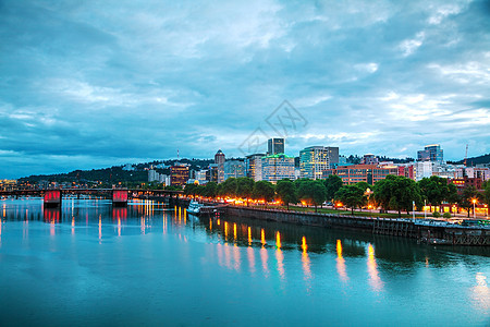 晚上的波特兰市市区风景建筑物城市建筑学摩天大楼景观全景反射旅行天空市中心图片