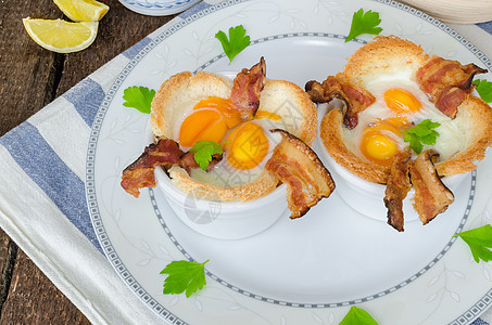 配鸡蛋和培根的松饼食物蛋黄早餐水煮盘子餐厅黄油美食蔬菜草本植物图片