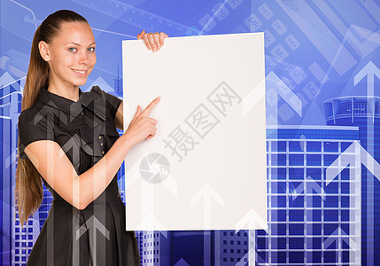 穿着空纸页的服装 身着漂亮女商务人士 建筑和箭作为背景图片