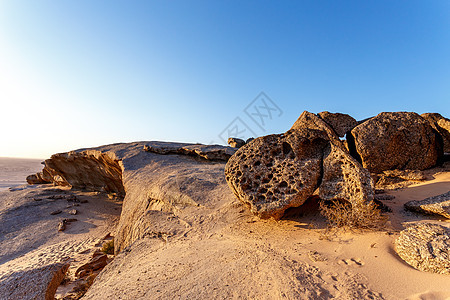 纳米布沙漠的岩石形成 在日落 风景天空假期花岗岩公园编队石头山脉蓝色阳光橙子图片