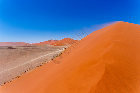 纳米比亚索苏斯黎 45 号沙丘 从纳米比亚苏斯黎 45 号沙丘的山顶望去 从沙丘山顶望去橙子孤独荒野沙漠旅游公园风景环境国家蓝色图片