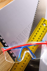标尺 笔记本 手锯和护目镜公制毫米床单捍卫者木工计量宽度风镜测量乐器背景图片