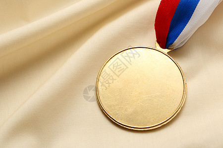 空白金属奖章白色纺织品红色成就运动徽章荣誉折痕成功丝带背景图片