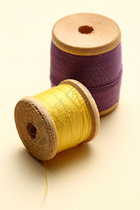 白色背景上的串列bbbins爱好材料筒管裁缝圆圈木头接缝针线活主轴卷轴图片